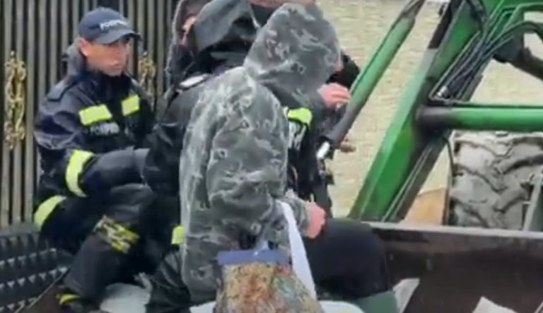 (Видео) Поплави, испукани брани, населението се евакуира: силно невреме предизвика хаос во Романија