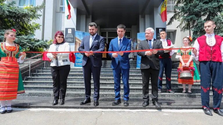 Шефот на бугарската дипломатија Георг Георгиев го отвори првиот бугарски универзитет во градот Тараклија