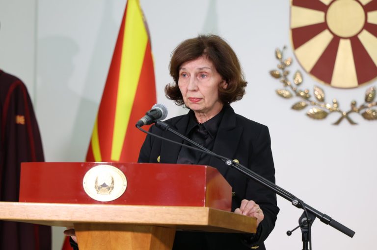 Државниот врв со божиќни честитки: Пораки за мир, семејство и солидарност