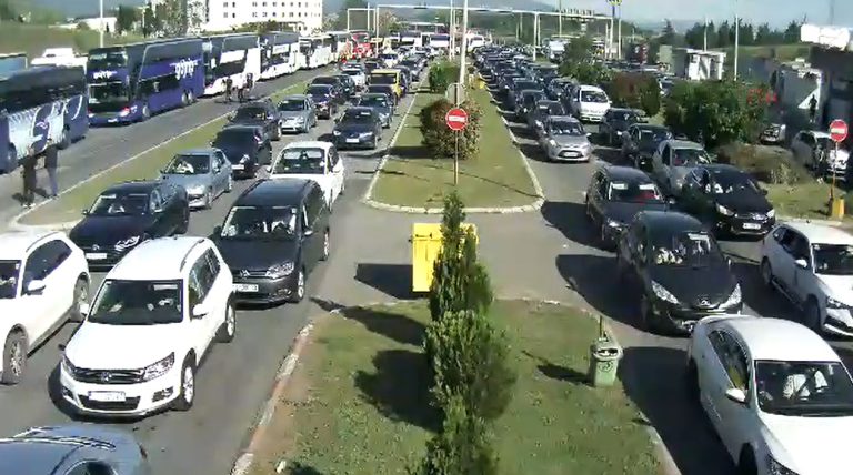 Колони возила и утрово на граничниот премин со Грција