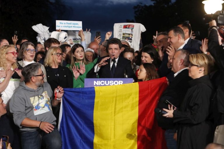 Романците го слават новиот претседател: „Русија, не заборавај, Романија не е твоја“