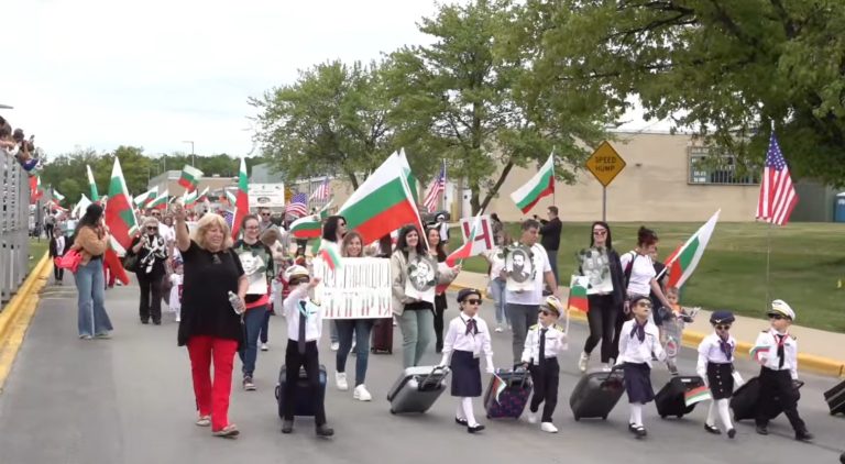 (Видео) Чикаго ја запеа химната на бугарската просвета „Врви народе в’зродени“. Во Елк Гроув Вилиџ се одржа големата бугарска парада по повод 24 мај