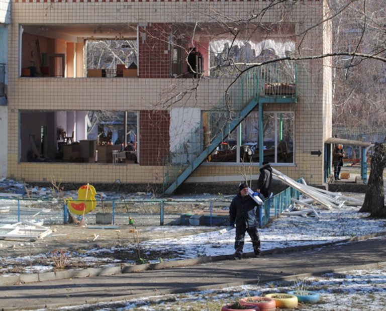 (Видео) Руски беспилотни летала погодија станбени згради и супермаркет во Киев, двајца загинати