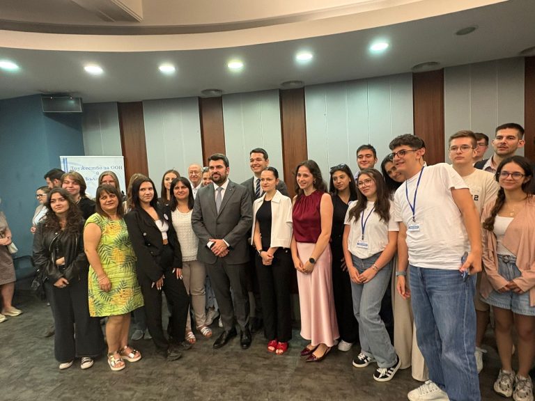 Бугарскиот министер за надворешни работи Георг Георгиев на средба со млади активисти по повод 80 години од основањето на ОН