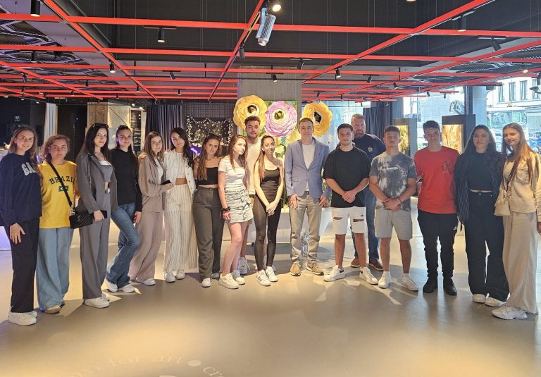 (Видео) Посета на ученици од Јакоруда, Кочан, Слаштен и Абланица на Брисел со помошта на д-р Милен Врабевски