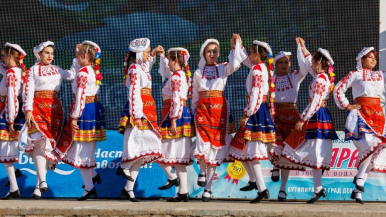 Над 1.500 учесници од Бугарија, РС Македонија, Молдавија и САД се собираат во Дупница на фолклорниот фестивал „Рила нè гледа“