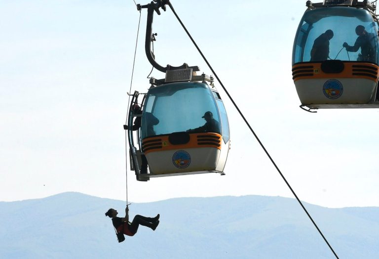 (Видео) Одржана показна вежба на Водно за спасување од жичница