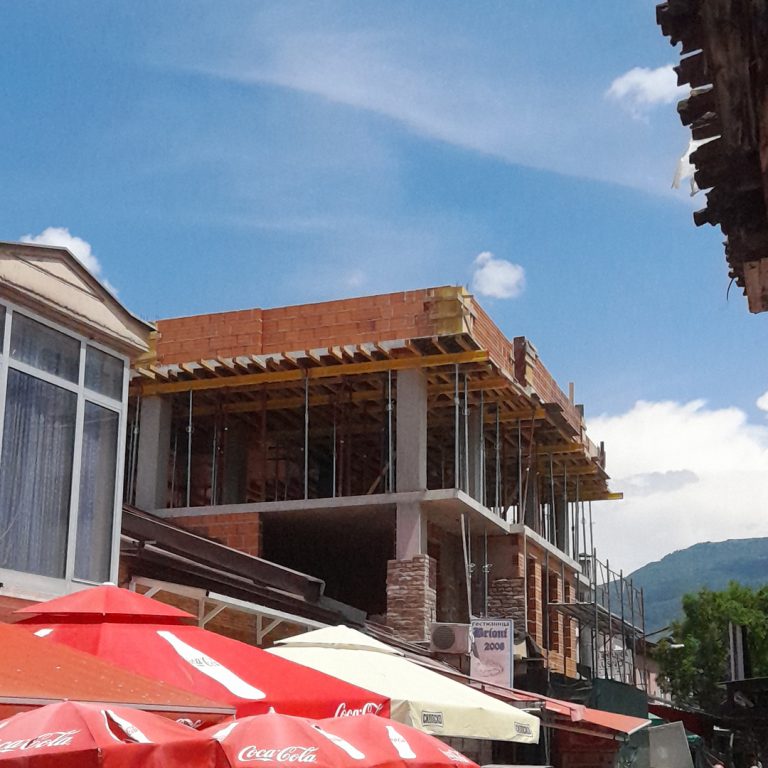 Огромен објект никнува во Охридската чаршија, секој прави што сака, алармира Охрид СОС