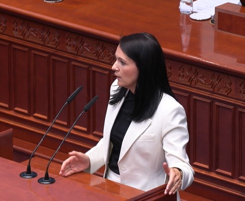 (Видео) Костадиновска-Стојчевска до Љутков: Се знае ли кој е државен секретар во Министерството за култура?