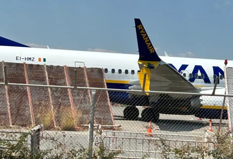 Авион на „Рајанер“ удри во ограда на грчки аеродром, оштетено крилото