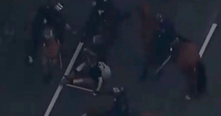 (Видео) Полицијата во Лос Анџелес претепа демонстрант, полицаец на коњ помина преку него