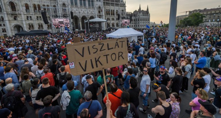 (Видео) 15.000 демонстранти на плоштад во Будимпешта скандираа: Руси, одете си дома