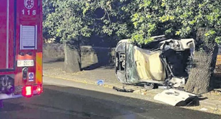 (Видео) Автомобил и автобус полн со патници се судрија во близина на Рим, загина возачот на автомобилот