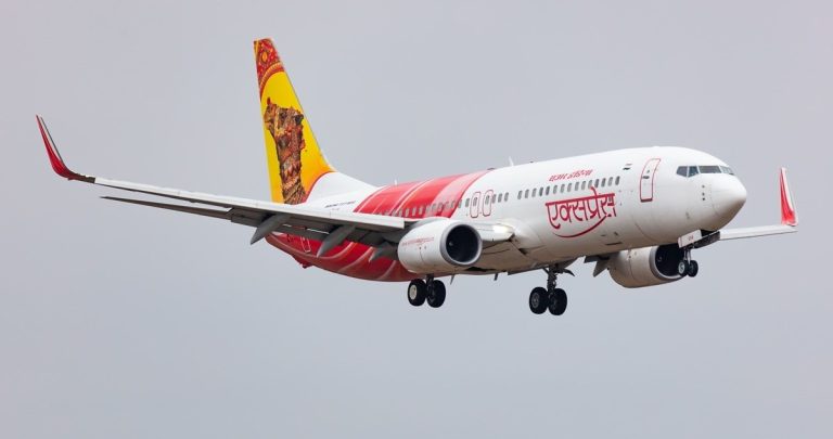 Авион на Ер Индија изврши принудно слетување по закана за бомба