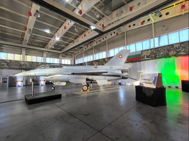 Вториот борбен авион-ловец F-16 пристигнува денеска во Бугарија