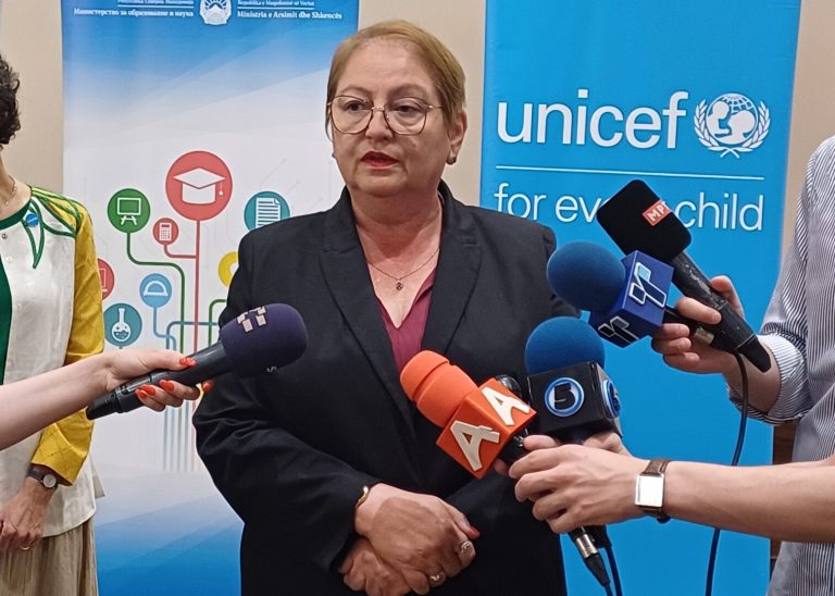 Јаневскa: Во училишните клупи утре ќе седнат 177.800 основци и 67.200 средношколци