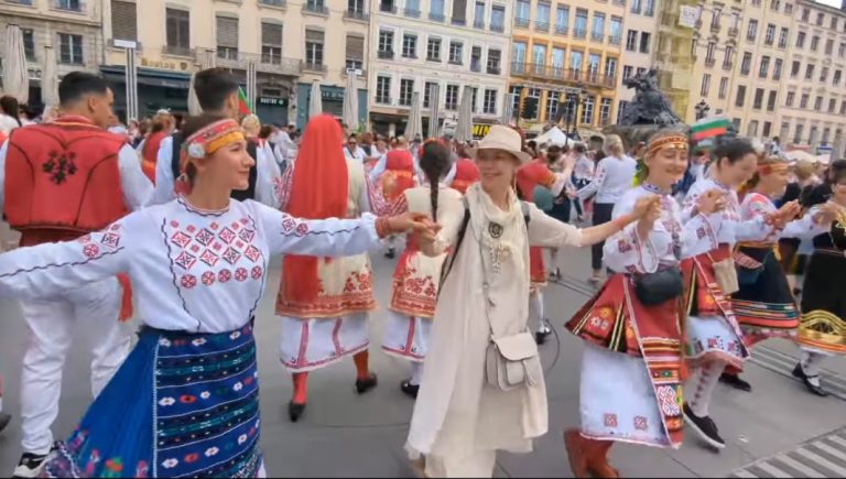 „Големото оро“ на бугарските фолклорни ансамбли од 18 држави се одигра на плоштадот пред општината во Лион