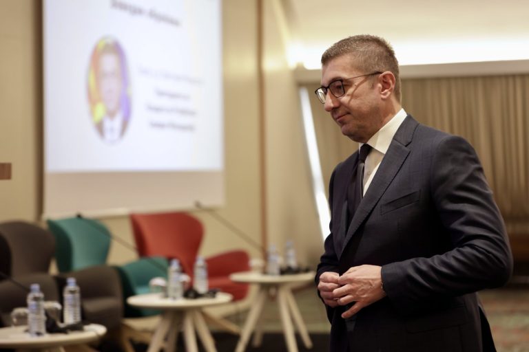 Верувам во вашата способност, но очекувам резултати и посветеност, порача Мицкоски до административците