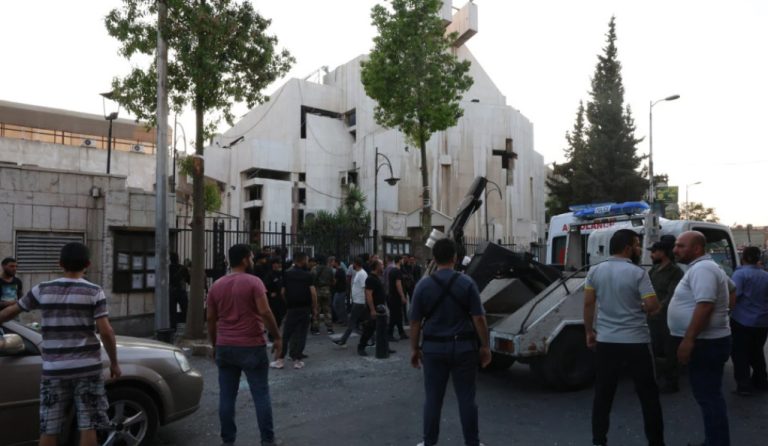 Расте бројот на жртви по нападот на бомбаш самоубиец во црквата во Дамаск