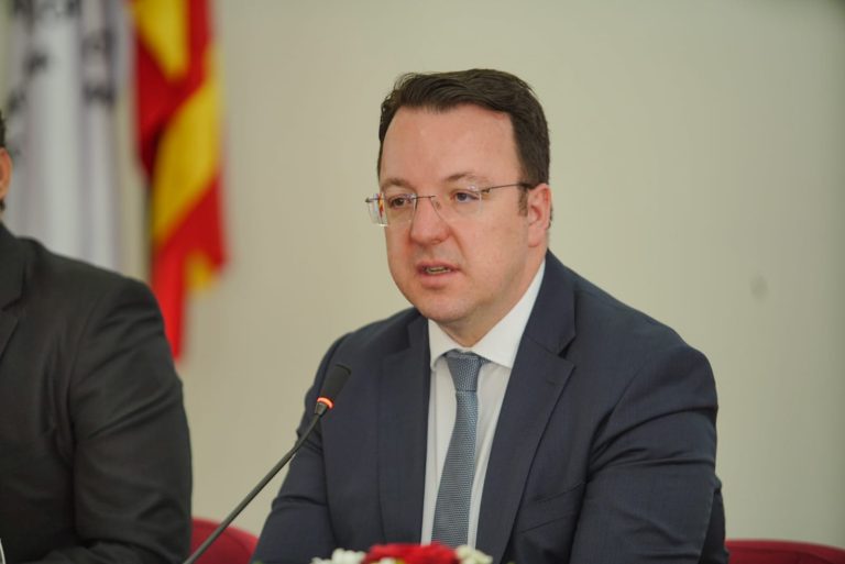 Николоски: Владата ќе донира 100 нови комби возила за Пошта