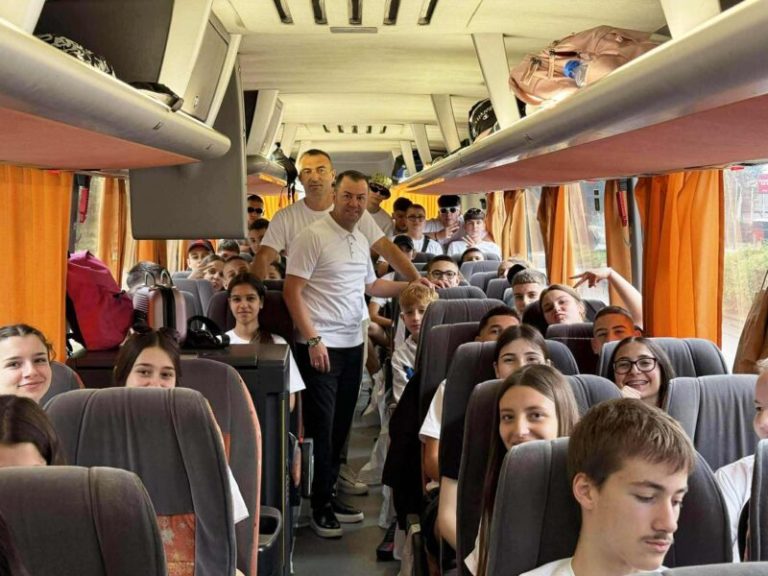 (Фото) 400 ученици од Гази Баба заминаа на летен камп