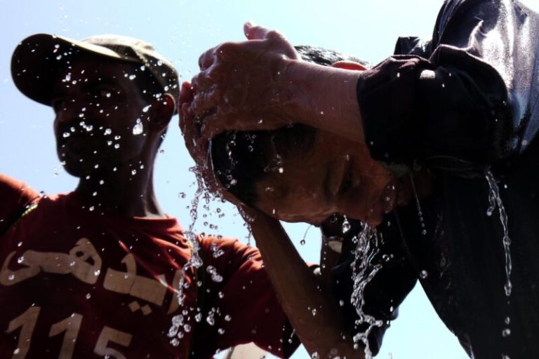 Високите температури во Европа однесоа осум животи,  додека температурата на континентот надминува 40 степени