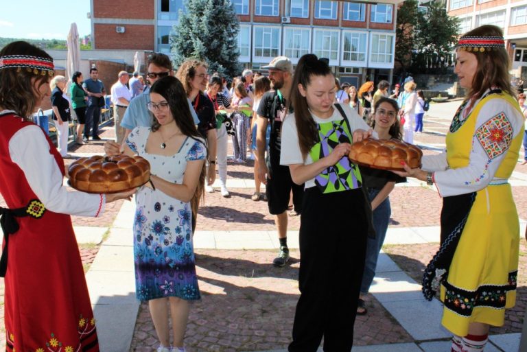 Речиси сто учесници на 48-от Меѓународен летен семинар по бугарски јазик и култура во Велико Трново