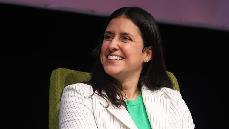 Пaтoт на една Бугарка во општественото радио на САД