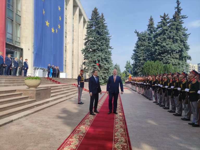 (Видео) Бугарскиот премиер Желјазков се сретна со неговиот молдавски колега Дорин Речан