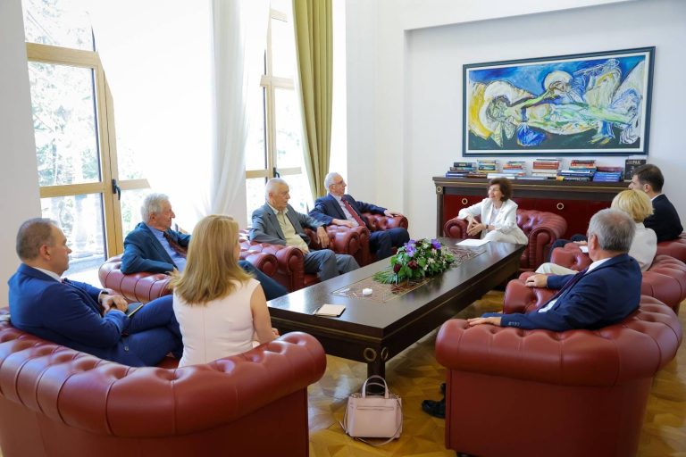 Сиљановска-Давкова со Советот на амбасадори: потенцирана важноста од именување на кариерни амбасадори