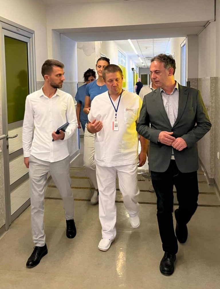 Кадровско зајакнување во ГОБ „8 Септември“, се реконструира хируршкиот дел и кровната конструкција на болницата, соопшти Алиу