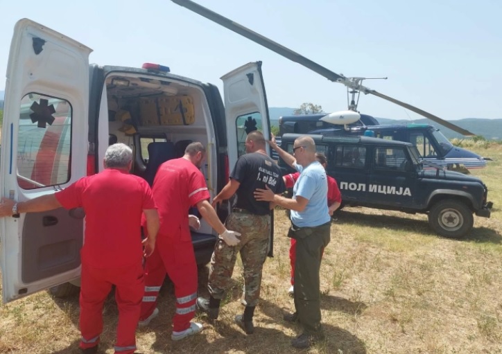 Хеликоптерска акција во Штип: Полициски службеници спасија повреден војник од борбата со пожарот