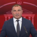 Водата во Гостивар од денес е безбедна за пиење, рече Ангелов и отиде да се испие чаша вода од улична чешма