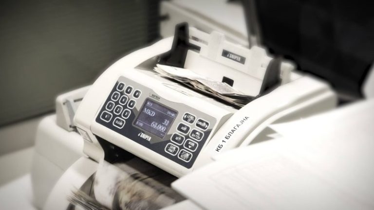 ЛДП: Банкарските такси паѓаат под наш притисок, но нема да запреме со борбата против неправедните провизии