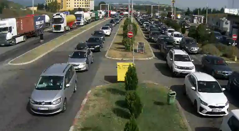 На Богородица се чека 20 минути за излез од државата