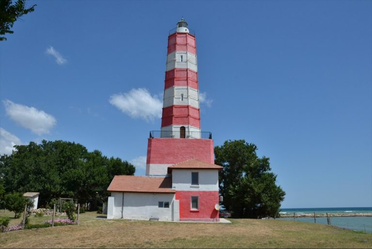 (Видео) Чуварот на морето: Најстариот светилник во Бугарија продолжува да работи