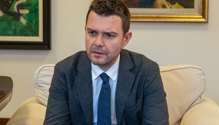 Муцунски по обидот за палење на синагогата: Апсолутно неприфатливо, сторителите ќе одговараат