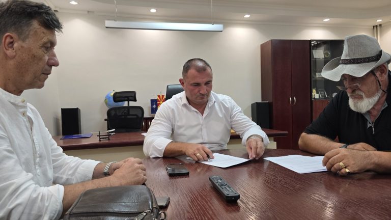 ДЗС: Ангелов потпиша договор за ангажман на двата пензионирани пилота