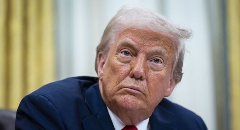 Трамп предупредува: Иран е во сериозни неволји, можни се силни американски удари