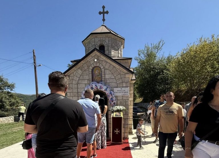 „Бисерни бранови“ од Охрид донираше икони во манастирот посветен на Пресвета Богородица во охридското село Свиништа