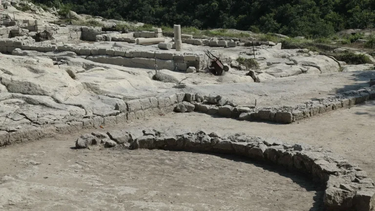 Археолози открија ранохристијански гробови од 5–6 век кај Перперикон