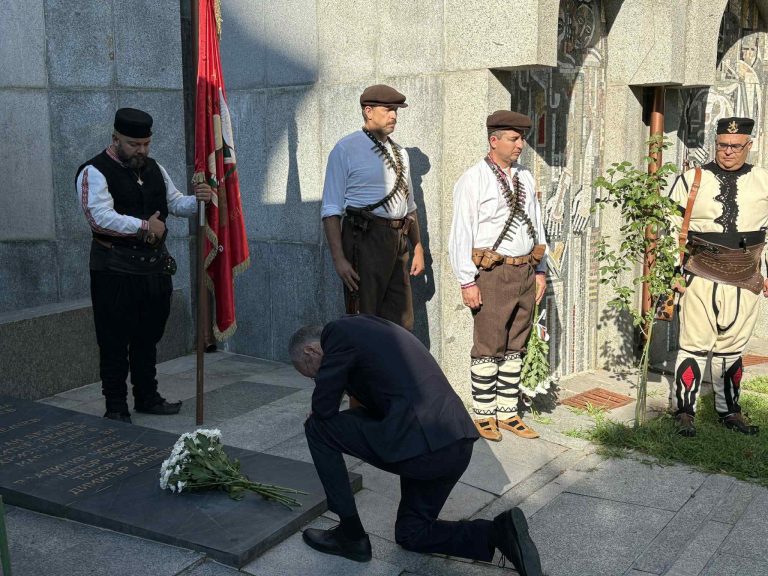 Со панихида и положување свежо цвеќе во Благоевград започнаа одбележувањата на 122 години од Илинденско–Преображенското востание