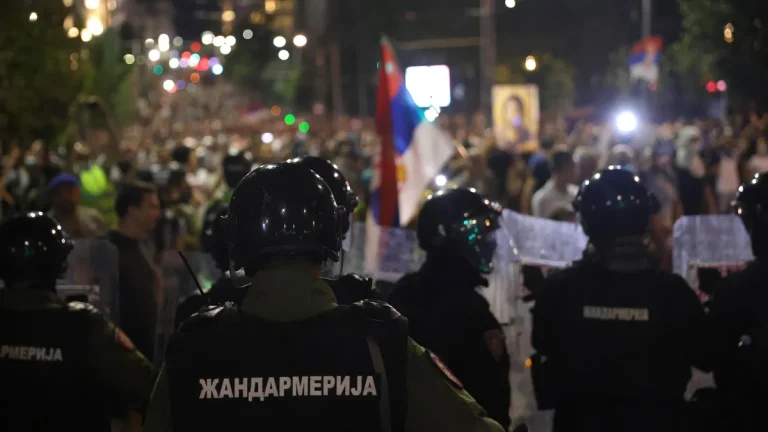 Нереди низ цела Србија: палење на партиски канцеларии, шок бомби и солзавец против демонстрантите