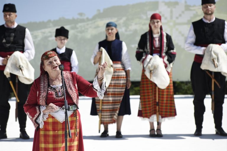 (Видео) Уникатни групи од цела Бугарија ја претставуваат магијата на бугарскиот фолклор во Копривштица