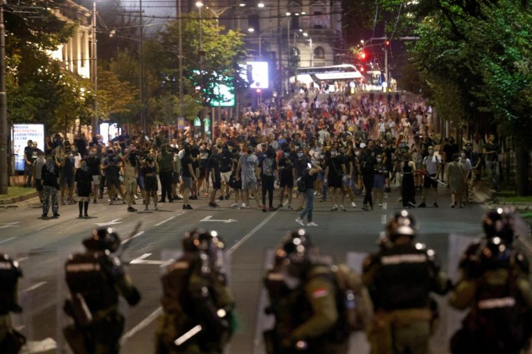 Протести во Србија против полициско насилство и апсења – десетици повредени и приведени