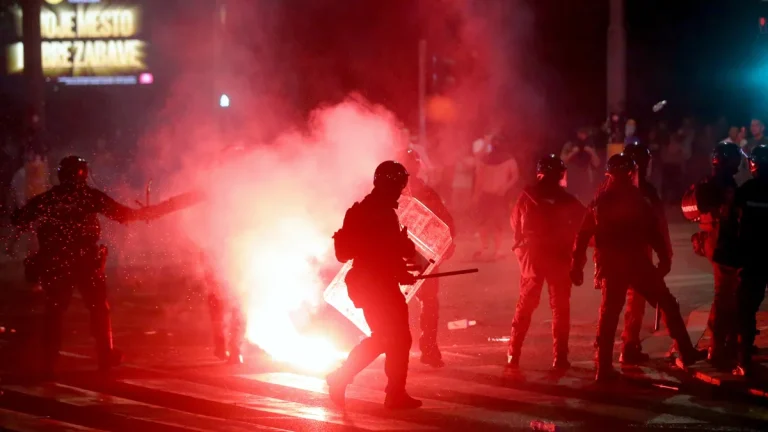 АФП: Нови насилни судири меѓу демонстранти и поддржувачи на владејачката партија во Србија