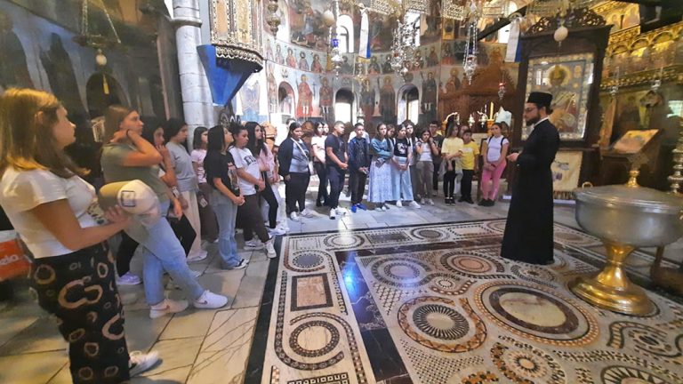 Деца од Западните покраини го посетија бугарскиот Бачковски манастир