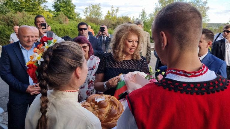 Бугарската потпретседателка Јотова ја врачи големата награда во Конкурсот за есеј на БНР за младинци од Украина и Молдавија