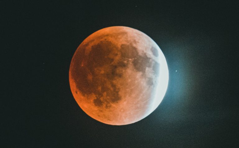 Вечерва целосно ќе се затемни месечината, Скопското астрономско друштво организира набљудување на плоштадот „Македонија“