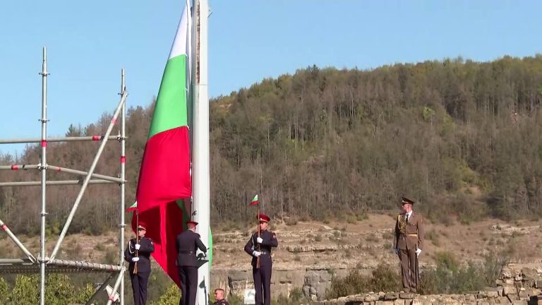 (Видео) Бугарското државно знаме се развеа над ридот Царевец во Велико Трново